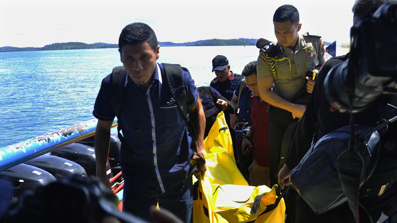 20161204-Pencarian Korban Pesawat Polri, Tim SAR Evakuasi 3 Kantong Mayat-Batam
