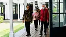 Setelah menyampaikan pernyataan pers bersama dan sebelum melakukan jamuan santap siang, Presiden Joko Widodo (kiri) dan PM Singapura Lee Hsien Loong berjalan bersama di The Shancaya Resort Bintan, Bintan, Kepulauan Riau, Selasa (25/1/2022). (Laily Rachev/Biro Pers Setpres)
