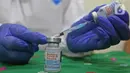 Vaksinator menyiapkan vaksin COVID-19 dosis ketiga atau booster kepada tenaga kesehatan di RSUD Matraman, Jakarta, Jumat (6/8/2021). Pemberian vaksin dosis ketiga atau booster kepada tenaga kesehatan di Indonesia ditargetkan rampung pada pekan kedua Agustus 2021. (Liputan6.com/Herman Zakharia)