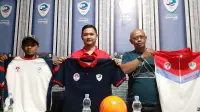 Ketua Pelaksana Alan Wildan Chandra (tengah) dan Deputi Kemenpora, Arie Moeljadi (kanan), saat jumpa pers Final Seri Nasional Liga Berjenjang Piala Menpora U-17 Putri 2019 di Bandung. (Bola.com/Erwin Snaz)