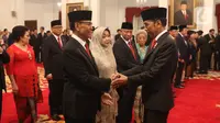 Presiden Joko Widodo atau Jokowi (kanan) bersalaman dengan mantan Menko Polhukam Wiranto usai dilantik sebagai Dewan Pertimbangan Presiden (Wantimpres) di Istana Negara, Jakarta, Jumat (13/12/2019). Wiranto ditunjuk sebagai ketua merangkap anggota Wantimpres. (Liputan6.com/Angga Yuniar)