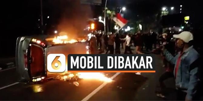 VIDEO: Suasana Sweeping dan Bakar Mobil Plat Merah di Gondangdia