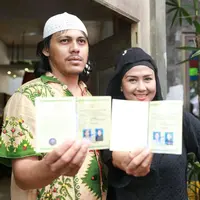 Ria Irawan dan Mayky Wongkar memamerkan buku nikah. (Adrian Putra/Bintang.com)