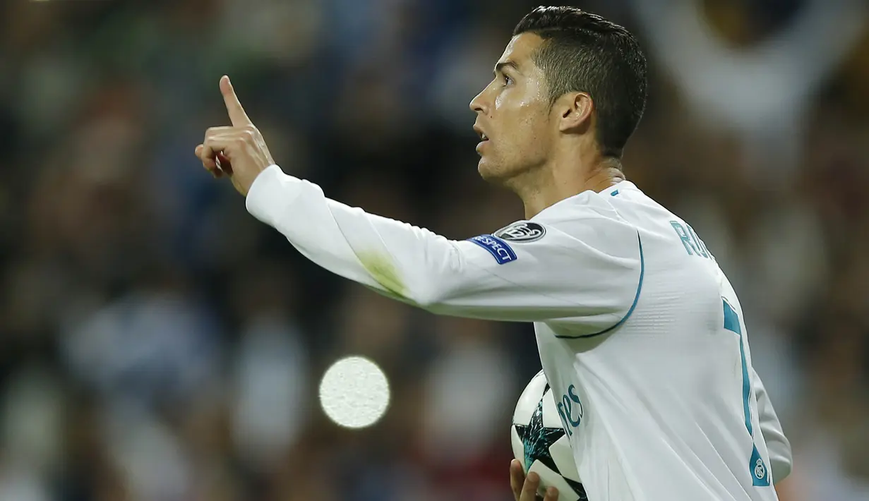 Bintang Real Madrid, Cristiano Ronaldo, merayakan gol ke gawang Tottenham pada laga Liga Champions di Stadion Santiago Bernabeu, Madrid, Selasa (17/10/2017). Kedua klub bermain imbang 1-1. (AP/Paul White)