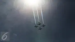 Bentuk formasi saat Jupiter Aerobatic Team (JAT) beraksi di udara dalam perayaan HUT TNI Angkatan Udara (TNI AU) ke-71 di Landasan Udara (Lanud) Bandara Halim Perdanakusuma, Jakarta, Minggu (9/4). (Liputan6.com/Faizal Fanani)