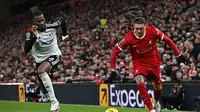 Aksi Tosin Adarabioyo saat Fulham melawan Liverpool (AFP)