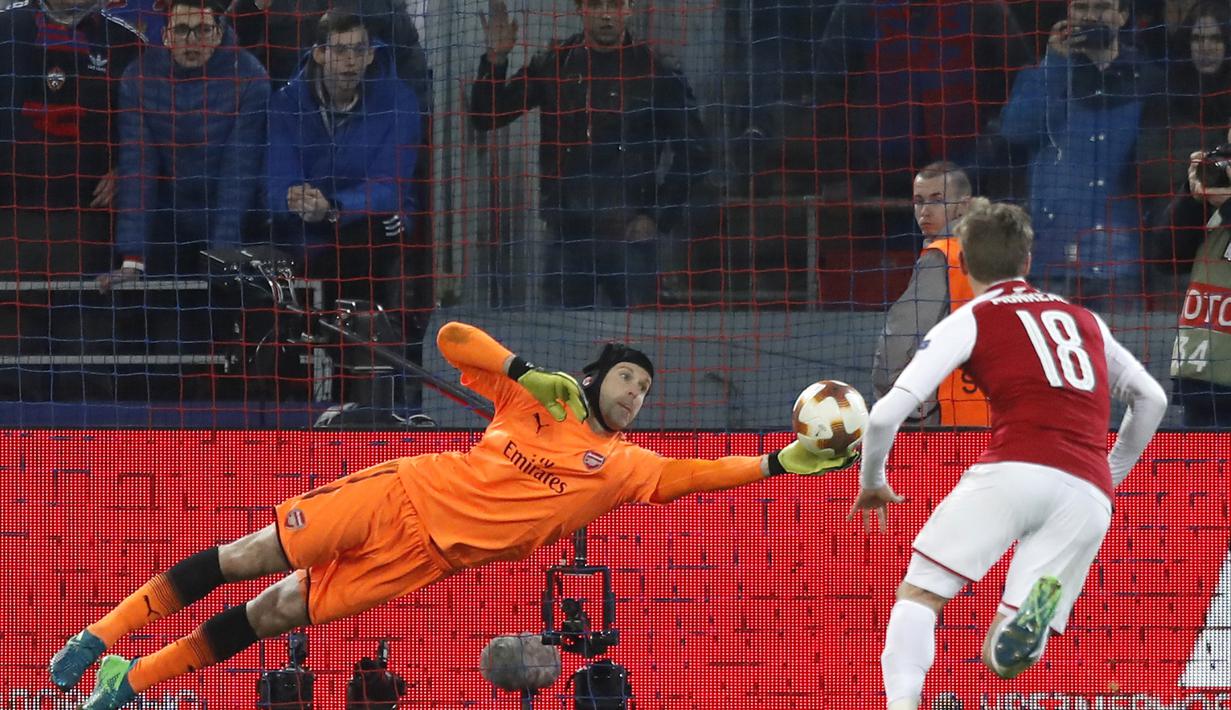 Aksi kiper Arsenal, Petr Cech menghalau bola sepakan pemain CSKA Moscow pada leg kedua Liga Europa di CSKA Arena, Russia, (12/3/2018). Arsenal lolos ke Semifinal dengan agregat gol 6-3. (AP/Pavel Golovkin)
