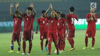  Pemain Timnas Indonesia merayakan kemenangan atas Kamboja pada laga persahabatan di Stadion Patriot Candrabhaga, Bekasi, Rabu (4/10). Timnas Indonesia menang 3-1 atas Kamboja. (Liputan6.com/Helmi Fithriansyah)