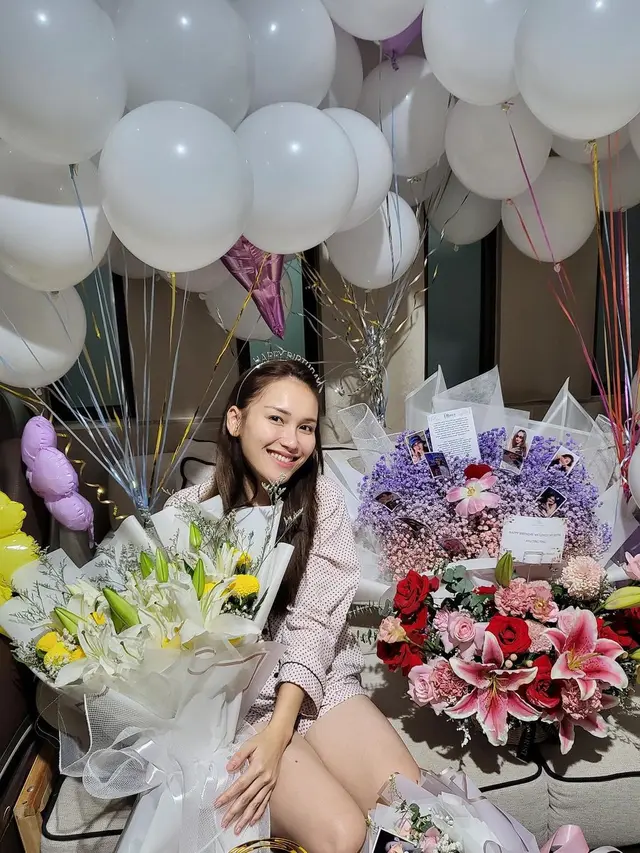 7 Momen Kejutan Ulang Tahun Ayu Ting Ting, Bahagia dengan Keluarga