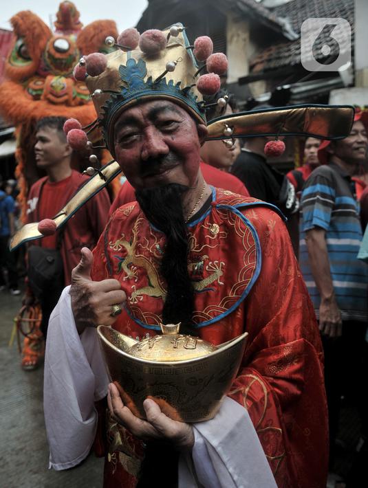 Suasana perayaan Cap Go Meh Tahun Baru Imlek 2571 di Jatinegara, Jakarta, Minggu (9/2/2020). Meski hujan, perayaan Cap Go Meh berlangsung meriah dengan atraksi barongsai dan liong serta arakan dewa-dewa (rupang), mengelilingi kawasan Jatinegara. (merdeka.com/Iqbal S Nugroho)