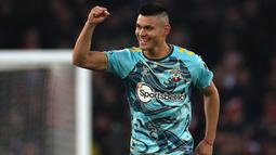 Selebrasi gelandang Southampton, Carlos Alcaraz setelah mencetak gol ke gawang Arsenal pada laga Liga Inggris 2022/2023 di Emirates Stadium, London (21/4/2023). Baru didatangkan Southampton pada tengah musim 2022/2023, Carlos Alcaraz mamapu berkontribusi besar di lapangan tengah The Saints dengan mencetak 4 gol dan 1 assist di Premier League. Dengan usianya yang baru 20 tahun, ia sebaiknya memang mencari klub baru meski belum ada kabar yang meminatinya. (AFP/Adrian Dennis)