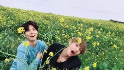 Mempunyai banyak kesamaan dalam hal hobi, V dan Park Bo Gum menjadi semakin akrab. Keduanya bahkan kerap main bareng ke taman bunga yang cantik. Ketampanan mereka juga tak kalah dengan keindahan bunganya. (Liputan6.com/IG/@parkb0gum)