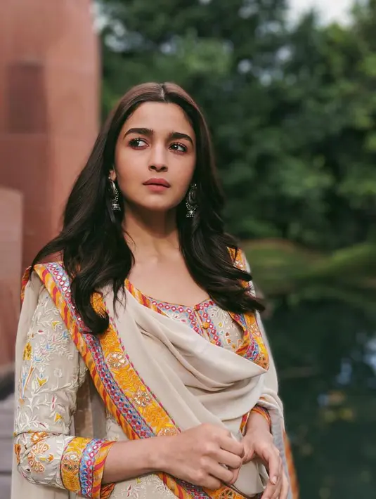 Tentu saja keberhasilan film Raazi berimbas kepada Alia Bhatt. Kini ia masuk dalam jajaran aktris Bollywood dengan bayaran termahal. Ia mendapatkan sekitar Rp 10 miliar setiap tampil. (Foto: instagram.com/aliaabhatt)