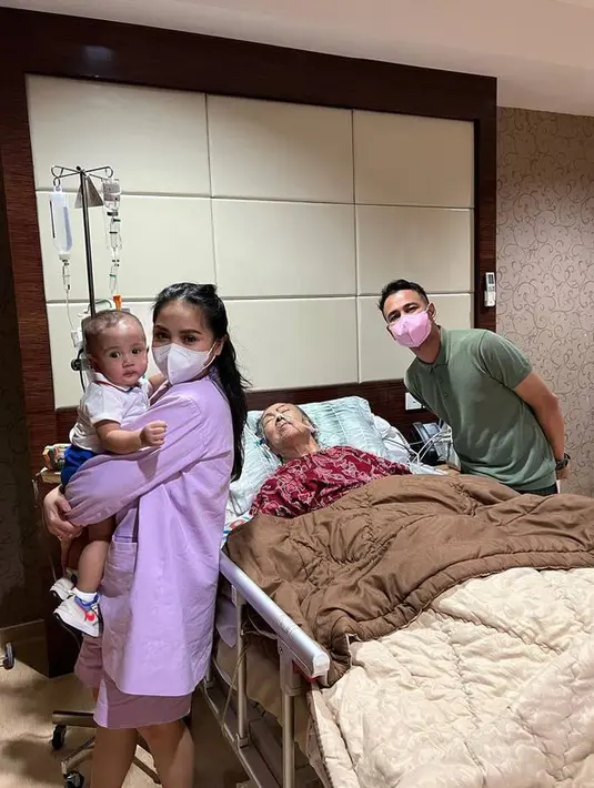 "We Love You ... Mamih Popon sayang. Cepet sehat lagi, mohon doanya untuk Mamih Popon ya. Terima kasih selalu jaga Nenekku Tercinta," tulis Raffi Ahmad di Instagram. (instagram.com/raffinatiga1717)