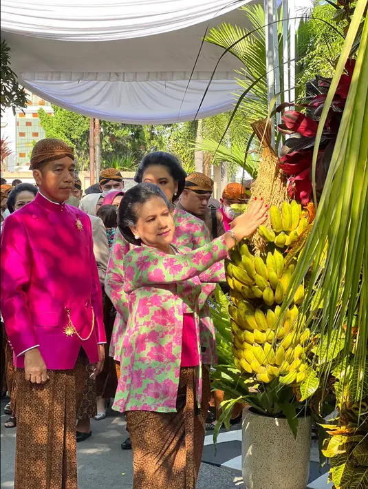 Presiden Joko Widodo atau Jokowi berserta Ibu Negara Iriana melakukan prosesi jelang pernikahan sang anak Kaesang Pangarep di kediaman, Sumber, Kota Surakarta, Jawa Tengah, Jumat (9/12/2022). Prosesi diawali dengan pemasangan bleketepe oleh Jokowi di depan kediaman. (Tim Media Pernikahan Kaesang-Erina)