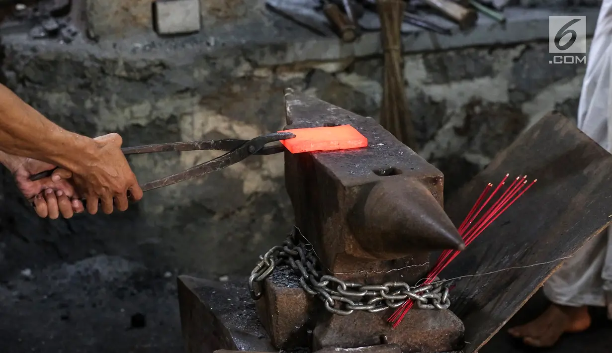 Empu Afrizal Fadli Azizi ketika memanaskan besi baja dan nikel untuk bahan membuat keris di  Besalen Kyai Sela Pamujan Karangklesem, Banyumas, Jawa Tengah, Senin (22/4). Baselan atau bengkel keris mampu memproduksi tiga jenis keris Ageman, Tayuhan dan Cinderamata. (Liputan6.com/Fery Pradolo)