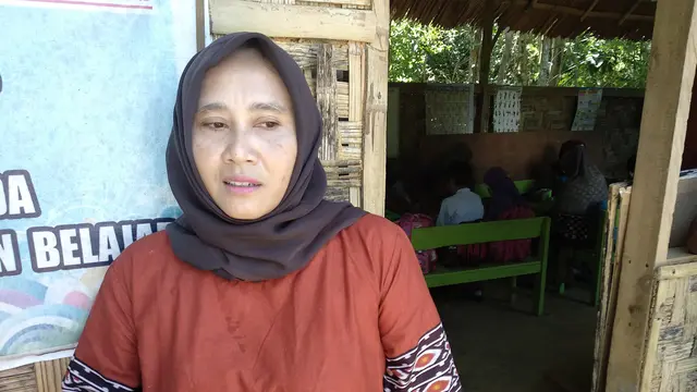 Jatuh Bangun Mendidik Belasan Siswa Penyandang Disabilitas di Gubuk Ujung Hutan