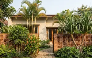 6 Inspirasi Fasad Rumah dengan Pagar Roster dan Tanaman Mini, Estetik, Sejuk dan Modern