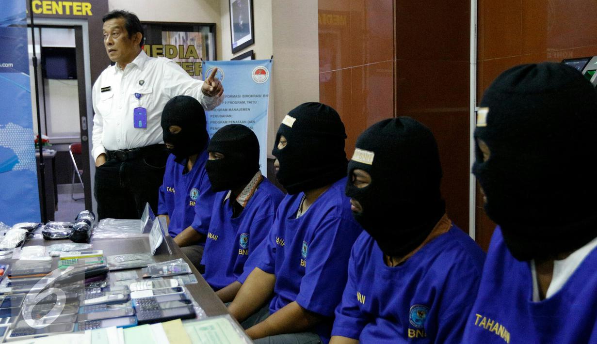 Sejumlah tersangka dan barang bukti dihadirkan saat rilis penangkapan oknum Polisi Polda Kaltim yang diduga kuat menjadi pengendali peredaran sabu dan ekstasi, Jakarta, Senin (23/11). (Liputan6.com/Yoppy Renato)