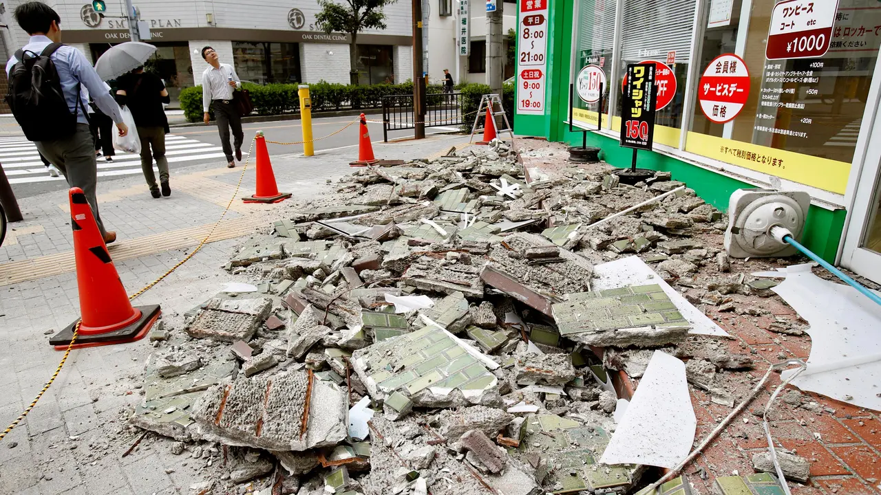 Dampak Kerusakan Akibat Gempa 6,1 SR di Osaka