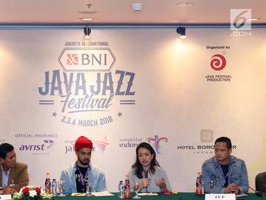 Direktur Java Festi¬val Production Dewi Gontha bersama pihak terkait dan sponsor menyampaikan keterangan pers seputar Jakarta International Java Jazz Festival 2018 di Jakarta, Rabu (28/2). (Liputan6.com/Immanuel Antonius)