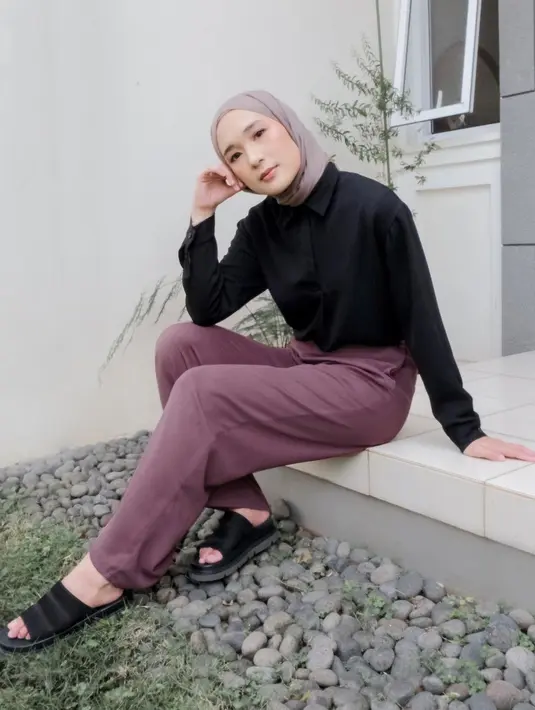 Meski warna hitam mengundang udara panas, kamu bisa tetap mengenakannya dengan pemilihan bahan yang ringan dan breathable. Salah satu contohnya mengombinasikan top black dengan light culotte. Dengan tekstur yang lebih flowy, light culotte menjadi lebih ringan dan nyaman dikenakan.