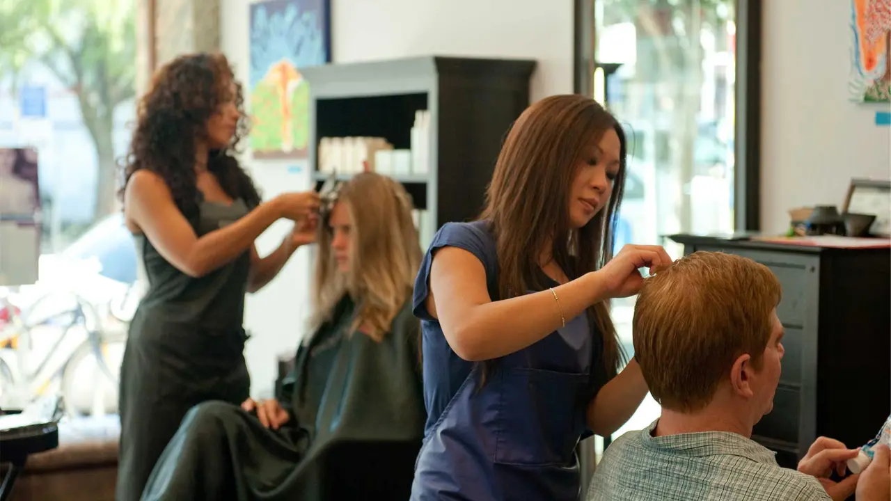 7 Hal yang Harus Kamu Lakukan Ketika Potong Rambut di Salon