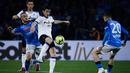Gelandang Napoli, Stanislav Lobotka (kiri) berebut bola dengan gelandang Atalanta, Marten de Roon pada laga pekan ke-26 Liga Italia 2022/2023 di Diego Armando Maradona Stadium, Naples, Minggu (12/3/2023) dini hari WIB. (AFP/Filippo Monteforte)