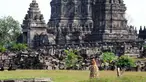 Petugas berpakaian batik bersiaga di salah satu sudut kawasan Candi Prambanan, Yogyakarta, Kamis (29/6). Terkait kunjungan mantan Presiden Amerika Serikat, Barack Obama, penjagaan kawasan Candi Prambanan diperketat. (Liputan6.com/Helmi Fithriansyah)