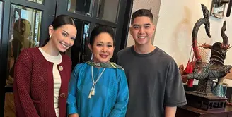 Setelah merayakan bersama Maia Estianty dan Irwan Mussry, Al Ghazali menggelar acara makan siang bersama keluarga sang ayah, Ahmad Dhani. [@titieksoeharto/@ahmaddhaniofficial].