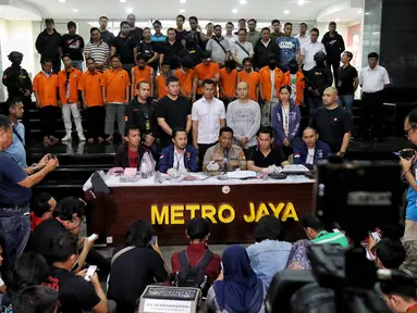 Kabid Humas Polda Metro Jaya Kombes Pol Argo Yuwono (tengah) menunjukkan barang bukti dan menghadirkan tersangka kasus kerusuhan Aksi 22 Mei saat rilis di Polda Metro Jaya, Jakarta (22/5/2019). (Liputan6.com/JohanTallo)