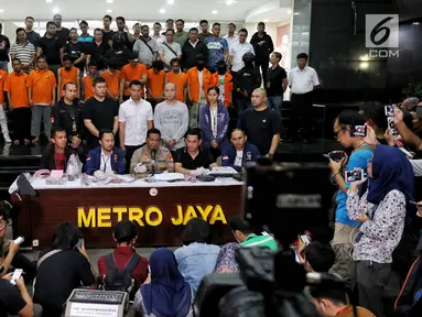 Kabid Humas Polda Metro Jaya Kombes Pol Argo Yuwono (tengah) menunjukkan barang bukti dan menghadirkan tersangka kasus kerusuhan Aksi 22 Mei saat rilis di Polda Metro Jaya, Jakarta (22/5/2019). (Liputan6.com/JohanTallo)