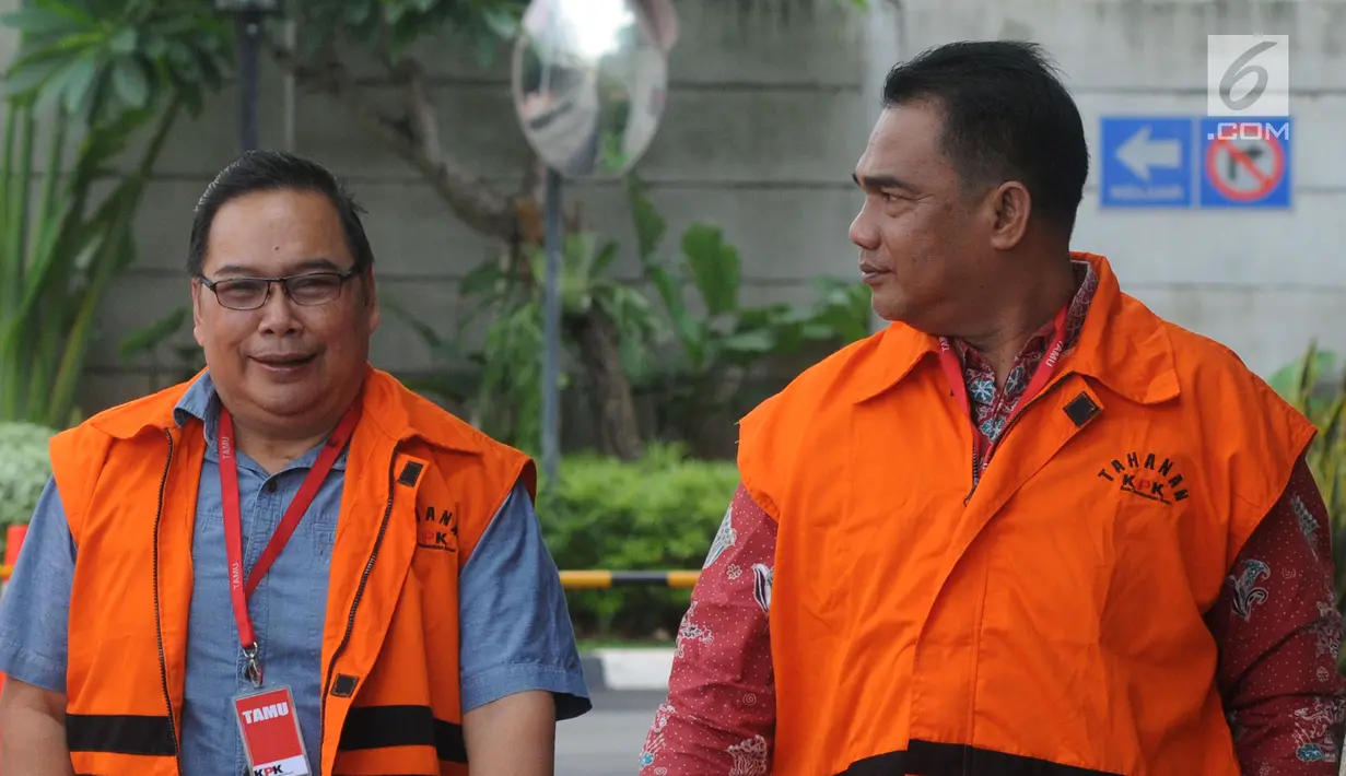 Anggota DPRD Kalimantan Tengah Punding LH Bangkan (kiri) dan Edy Rosada (kanan) tiba di Gedung KPK, Jakarta, Rabu (19/12). Punding dan Edy diperiksa sebagai tersangka dugaan suap limbah sawit di Danau Sembuluh. (Merdeka.com/Dwi Narwoko)