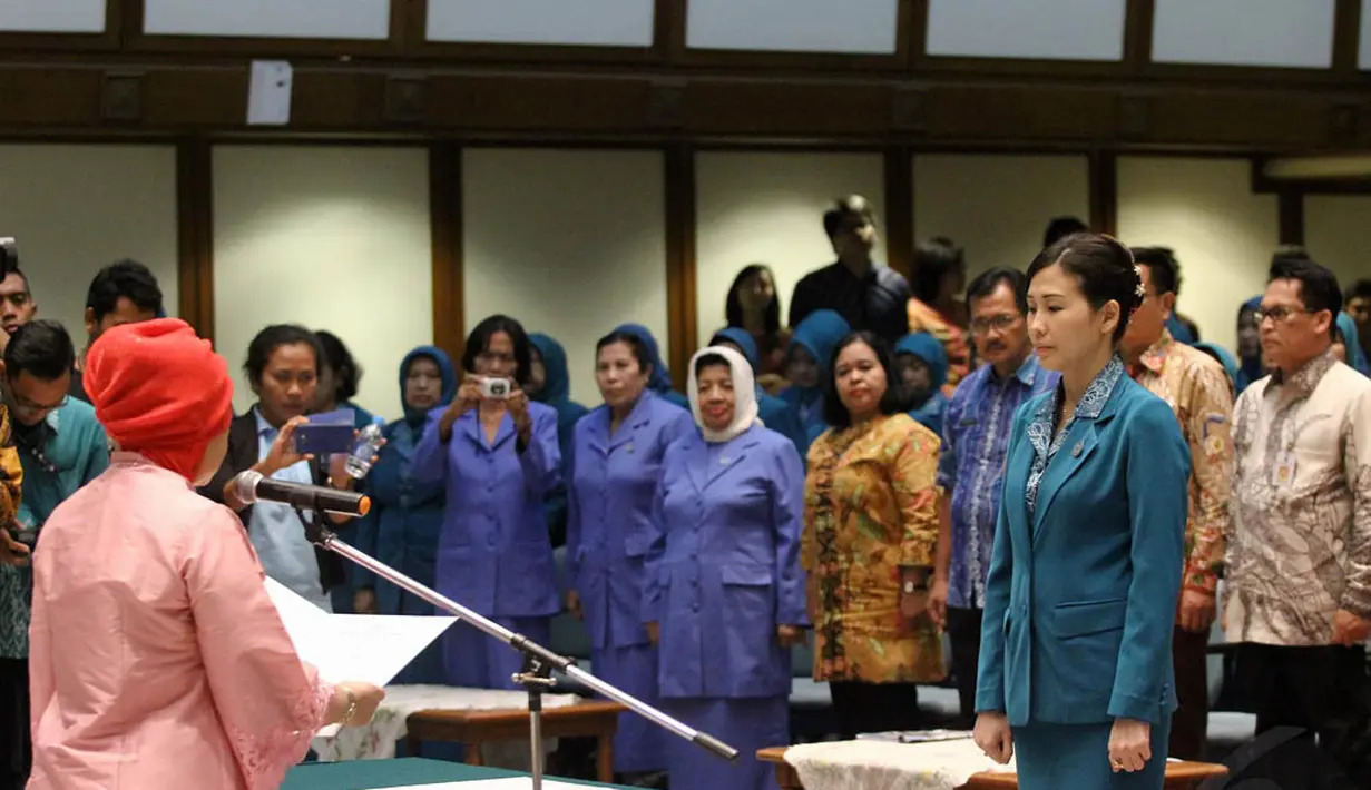 Veronica Basuki dilantik menjadi Ketua Tim Penggerak PKK DKI Jakarta 2014-2017 di Balai Agung, Jakarta, Kamis (4/12/2014). (Liputan6.com/Faizal Fanani)