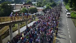 Rombongan imigran Honduras berjalan kaki menuju Amerika Serikat di negara bagian Chiapas, Meksiko, 21 Oktober 2018. Rata-rata para imigran melarikan diri karena kondisi di Honduras sudah tidak aman. (Pedro Pardo/AFP)