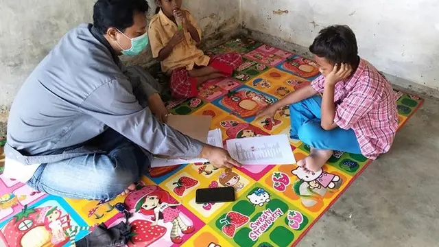 Kisah guru harus mengajar dari rumah ke rumah karena siswa tak punya smartphone