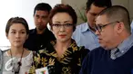 Artis dan pesenam Minati Atmanegara (tengah) memberikan keterangan kepada awak media saat mendatangi Bareskrim Mabes Polri untuk melaporkan pesenam Roy Tobing atas pencemaran nama baik, Jakarta, Senin (12/10/2015).  (Liputan6.com/Yoppy Renato)