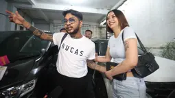 Selama rehabilitasi, Onadio Leonardo alias Onad dikabarkan lebih sehat dan produktif. Tampak dalam foto, aktor sekaligus musisi, Onadio Leonardo atau akrab disapa Onad (kanan) bersama istrinya, Beby Prisillia sesaat sebelum meninggalkan panti rehabilitasi Yayasan Pemulihan Natura Indonesia di kawasan Lebak Bulus, Jakarta Selatan, Rabu (28/1/2026). (Kapanlagi.com/Budy Santoso)