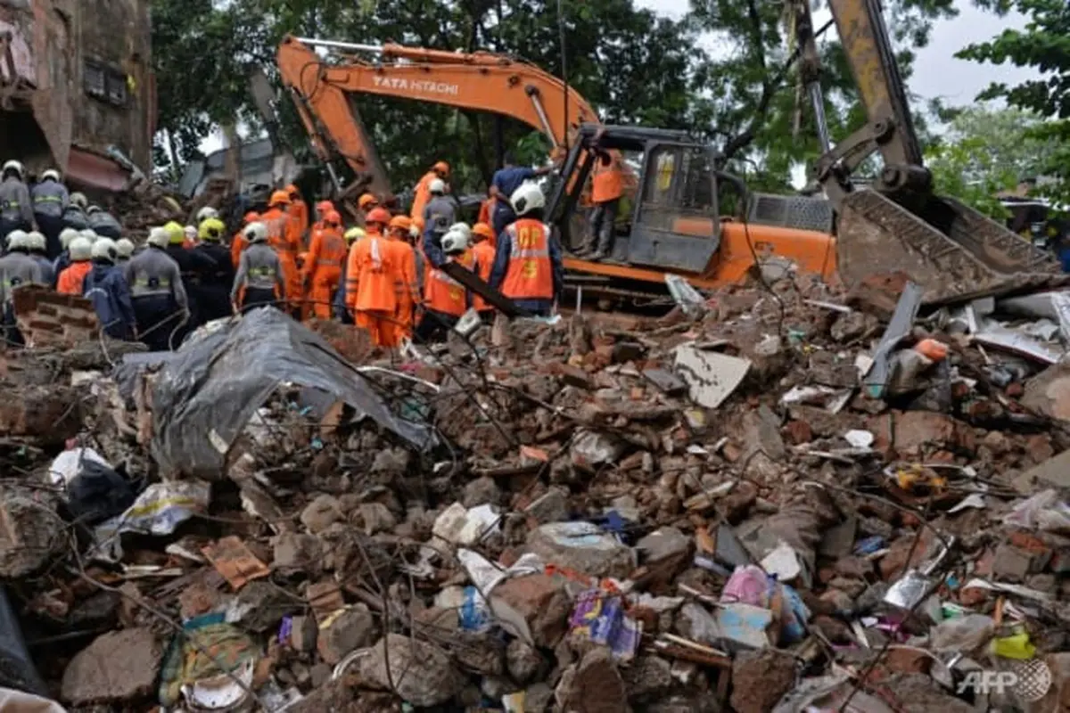 Bangunan roboh di distrik pusat Mumbai. (Foto: AFP/Indranil Mukherjee)