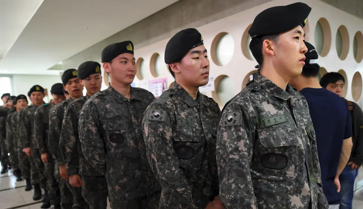 Sejumlah tentara Korsel mengantre untuk memberikan hak suaranya pada pemilihan presiden (Pilpres) di sebuah TPS di Seoul, Kamis (4/5). Mereka dapat memberikan suara di TPS di mana saja tidak terikat pada tempat tinggal mereka. (JUNG Yeon-Je/AFP)
