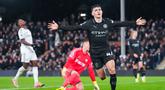 Pemain Manchester City, Phil Foden, melakukan selebrasi setelah mencetak gol ke gawang Fulham  dalam laga pekan ke-14 Premier League 2025/2026 yang berlangsung Rabu (3/11/2025) dini hari WIB di Craven Cottage. (Bradley Collyer/PA via AP)