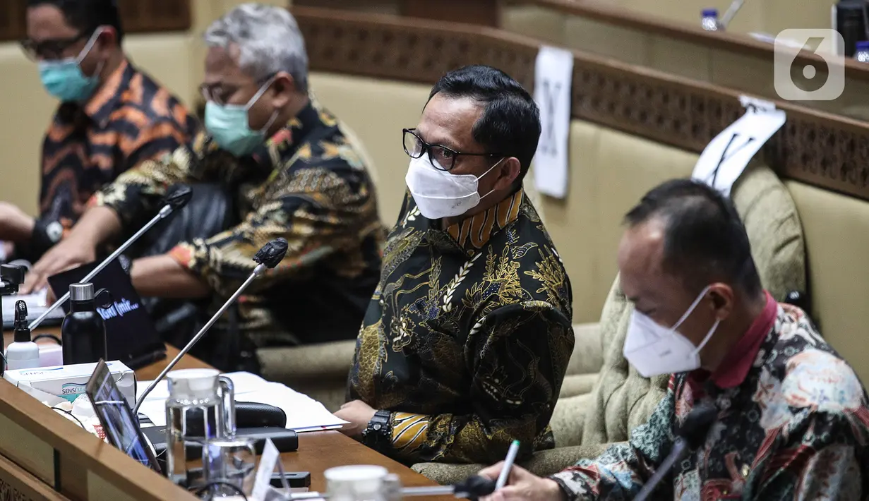 Mendagri Tito Karnavian bersama Ketua KPU Arief Budiman saat mengikuti rapat kerja dengan Komisi II DPR di Kompleks Parlemen, Senayan, Jakarta, Kamis (26/11/2020). Rapat itu membahasan data kependudukan dan data pemilih Pilkada Serentak 2020. (Liputan6.com/Johan Tallo)