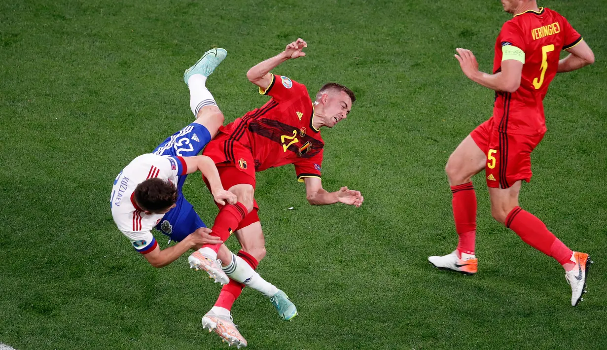 Pada menit ke-27, Timothy Castagne dan Daler Kuzyaev terpaksa ditarik ke luar, setelah keduanya terlibat insiden benturan. Thomas Meunier masuk menggantikan Timothy Castagne, sedangkan Denis Cheryshev mengganti Daler Kuzyaev. (Foto: AFP/Pool/ Aanton Vaganov)