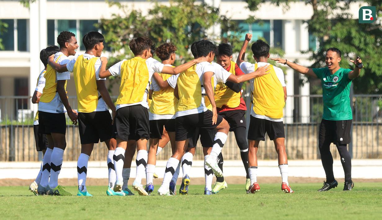 <p>Pemain Timnas Indonesia U-17 tampak ceria saat sesi latihan di Lapangan A Senayan, Jakarta, Kamis (20/7/2023). Sebanyak 34 pemain mengikuti seleksi skuad Piala Dunia U-17 2023 di Indonesia. (Bola.com/M Iqbal Ichsan)</p>