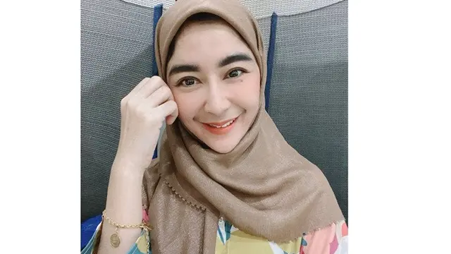 7 Gaya Uut Permatasari Saat Pakai Hijab, Memesona