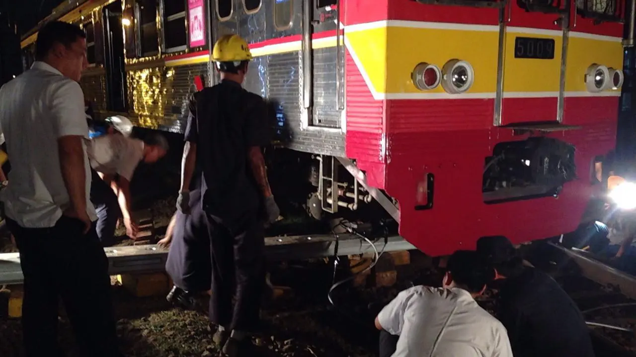 Dari Stasiun Penuh Hingga Pulang Malam, Ini Akibat Kereta Anjlok