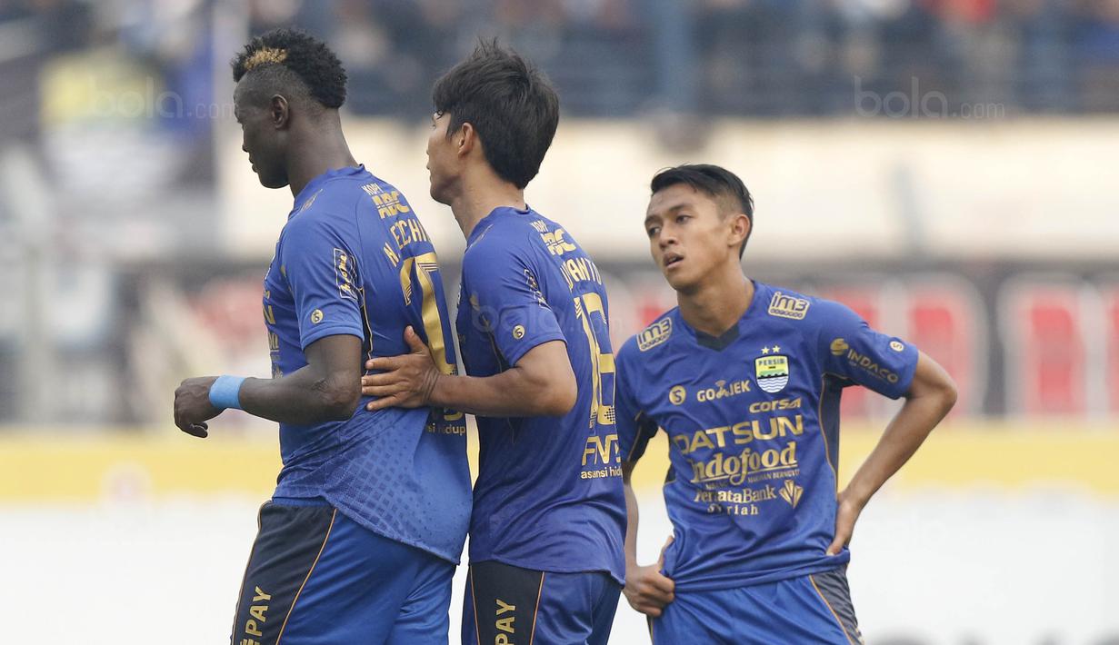 Gelandang Persib, Febri Haryadi, tampak sedih usai gagal meraih kemenangan atas Bali United pada laga Liga 1 Indonesia di Stadion Si Jalak Harupat, Bandung, Kamis (21/9/2017). Persib bermain imbang 0-0 dengan Bali United. (Bola.com/M Iqbal Ichsan)