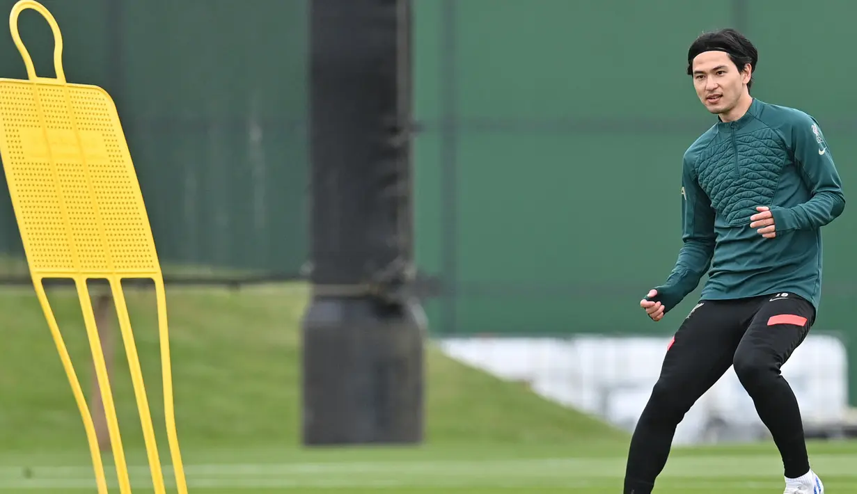 <p>Gelandang Liverpool Takumi Minamino mengambil bagian dalam sesi latihan di tempat latihan mereka di Liverpool, Inggris, Rabu (25/6/2022). Liverpool mengusung misi balas dendam saat menghadapi Real Madrid di final Liga Champions di Parc des Princes, Paris pada Minggu, 29 Mei 2022 dini hari WIB. (Paul ELLIS / AFP)</p>