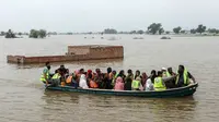 Relawan mengevakuasi warga desa yang terdampak banjir dengan perahu di Jalalpur Pirwala, distrik Multan, provinsi Punjab, pada 8 September 2025. (Shahid Saeed MIRZA/AFP)