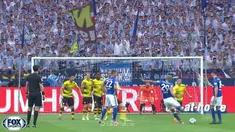 Schalke memetik kemenangan sangat penting atas rival sekota Borussia Dortmund dengan skor 2-0, Minggu (15/4). Hasil tersebut membu...